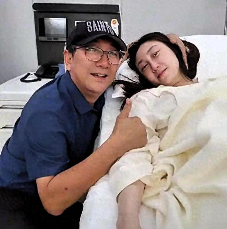 2007年，水均益的妻子意外瘫痪，他毫不犹豫选择和妻子离婚。面对女儿含泪的苦苦