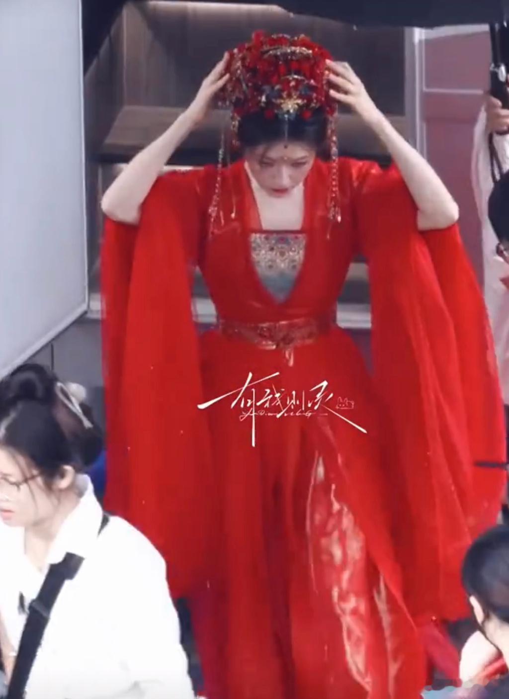 李兰迪《千夜奇谭》千云兮婚服路透，红衣灿如玫瑰🌹​​​