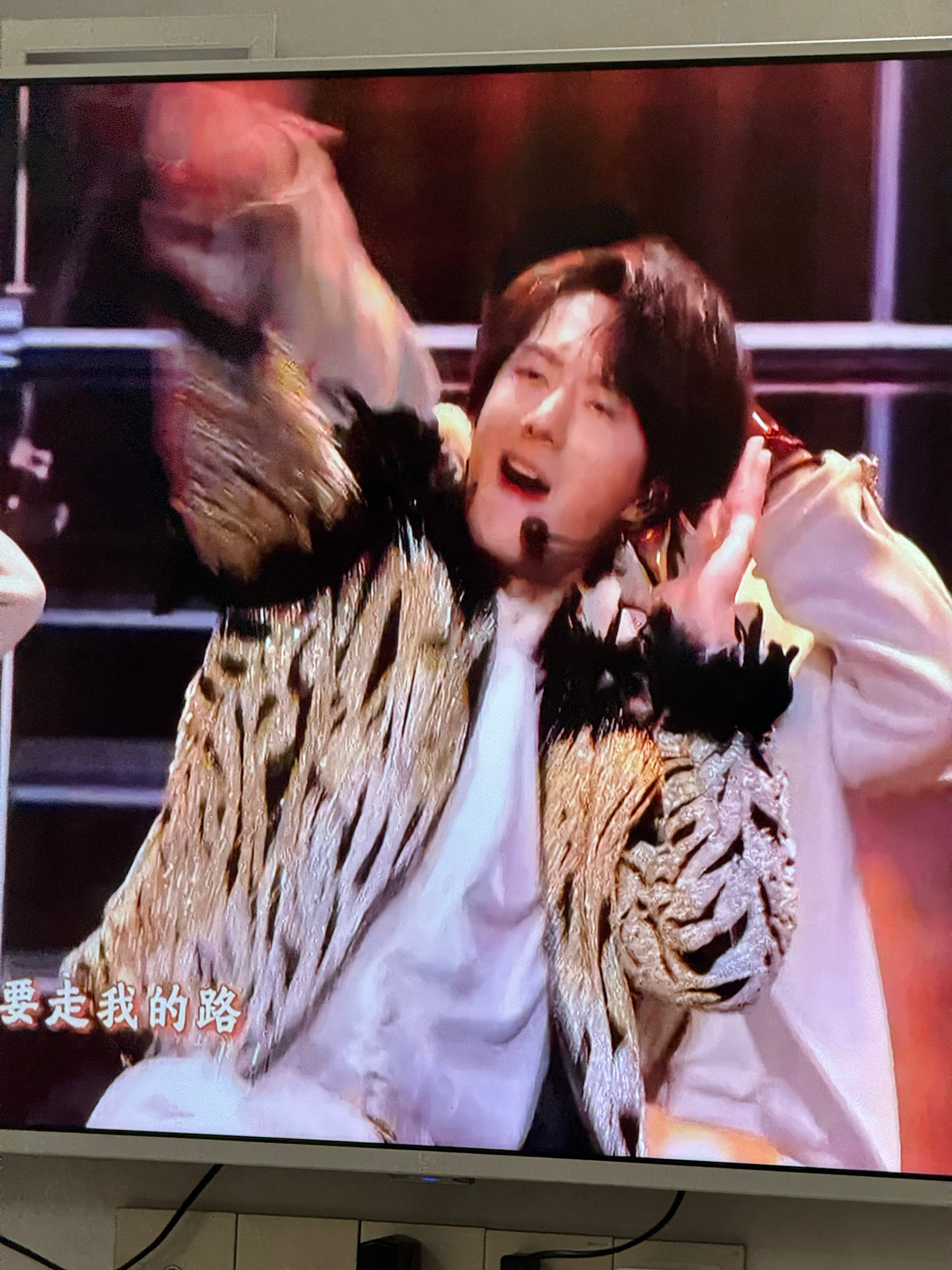 没想到王一博在山上待了一年，出山后舞台表现力还是这么顶，而且气场真的一点也不输天