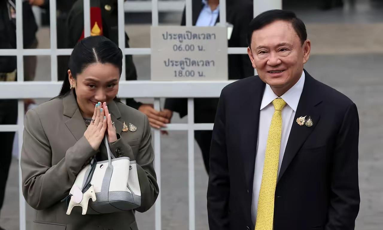 重磅！他信被判刑一年！结局大大出乎他信父女预料：今天上午，泰国前总理他信，在