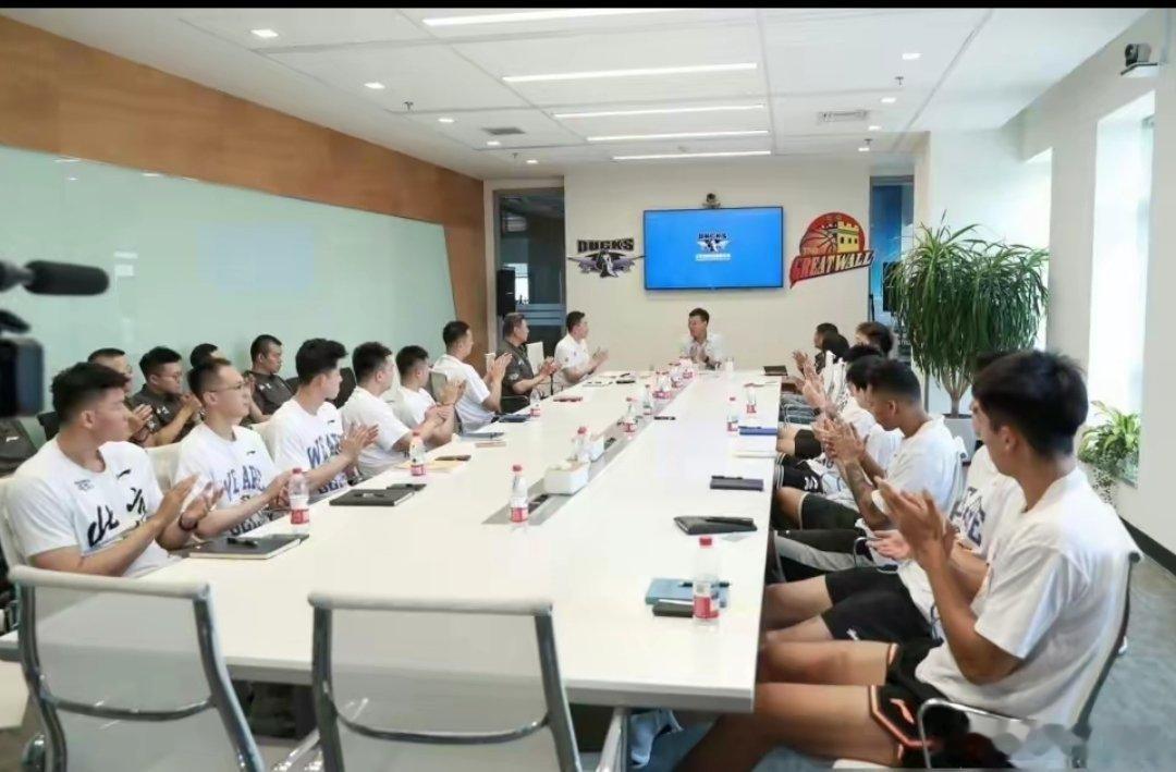 其实不想走，其实我想留！北京首钢男篮夏训第一课，李楠正式成为主教练后的集体开会