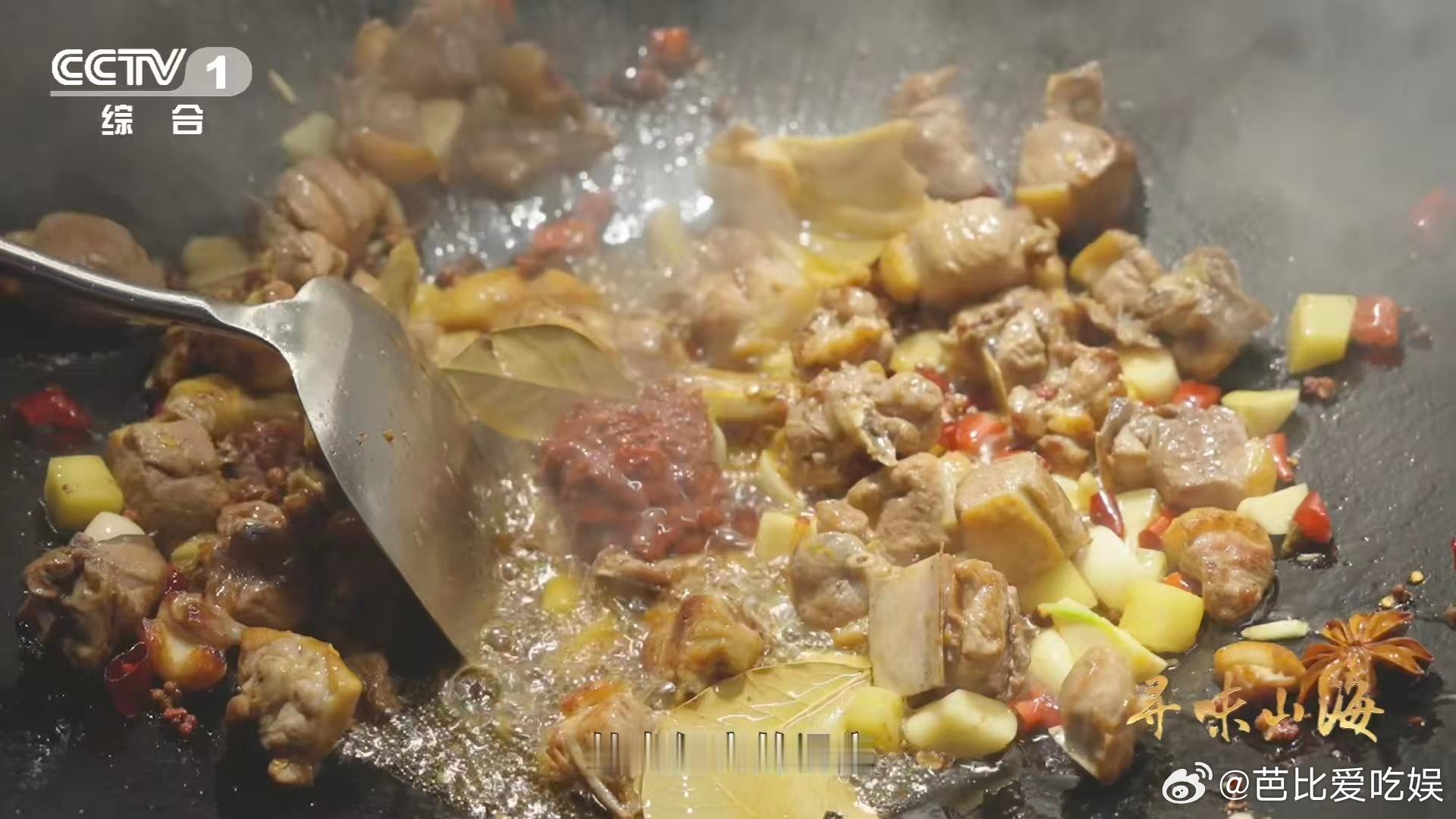 魔芋是怎么变身下饭菜的🍲想知道魔芋怎么下饭？看恩施魔芋烧鸭就够了！土鸭块炒至