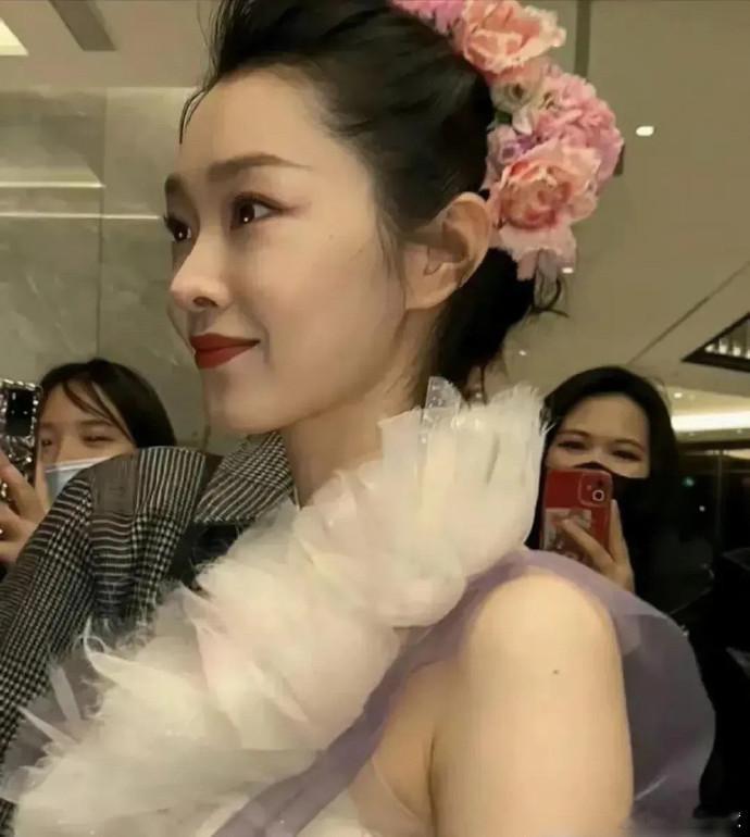 就算白白净净的明星也会有这个疤。