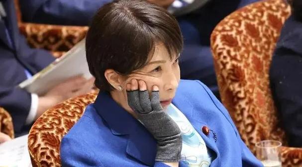 日本终究还是没顶住，高市早苗终于对外放话了！这次消息来得很直接，日本政府已经
