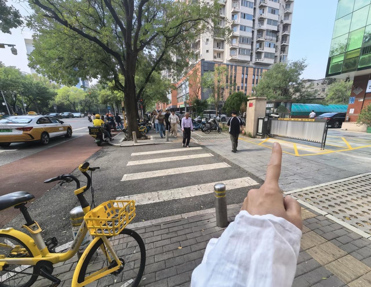 9月28日，北京一女孩骑共享单车的时候，发现篮子里有串钥匙，仔细一看，竟然是宝马