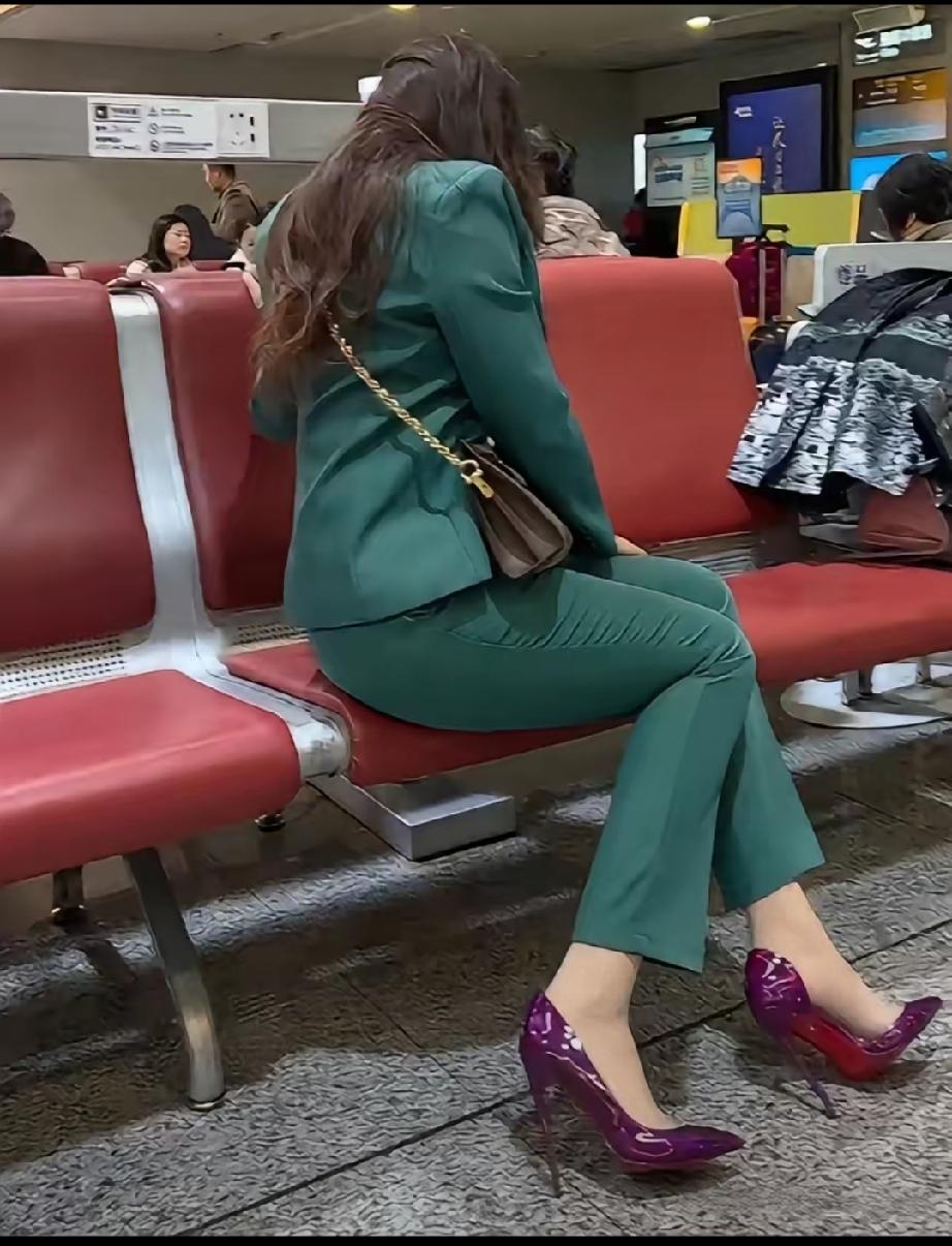 什么样的女人会穿着这么高的鞋子👠，出现在这种地方呢？这里应该不是车站就是机场，