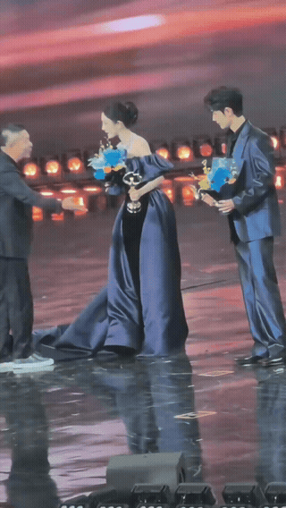 杨幂可能也没料到，一个细微的动作会被放大来看。微博老总上台后，杨幂和肖战起初