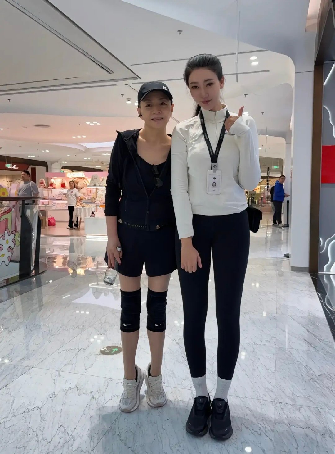 66岁宋丹丹在北京一间商场购物被偶遇，她穿着一身中性的衣服，腿上戴着护膝，状态看起来挺好的，身子骨硬