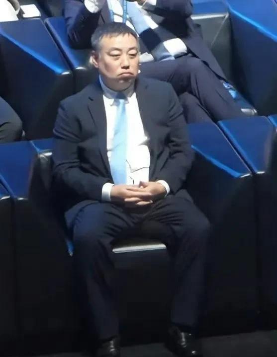看刘主席这五味杂陈的神态就知道澳门世界杯的国乒没有大合照了！也许刘主席真为自己