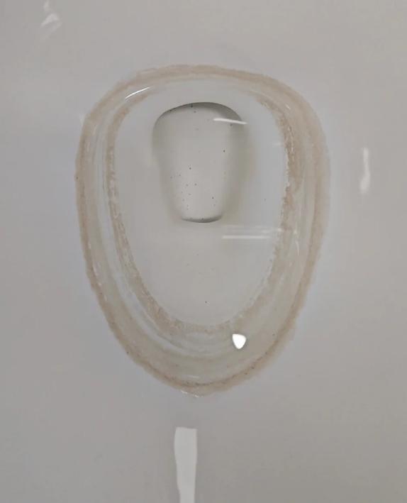 马桶里的黄渍，是不是刷到手酸还弄不干净？今天教你一个懒人方法，撒一把这个东西，不