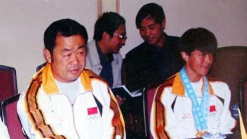 队员被打骨裂,私吞奖金、养狼狗防偷跑,黑心教练手段令人发指!