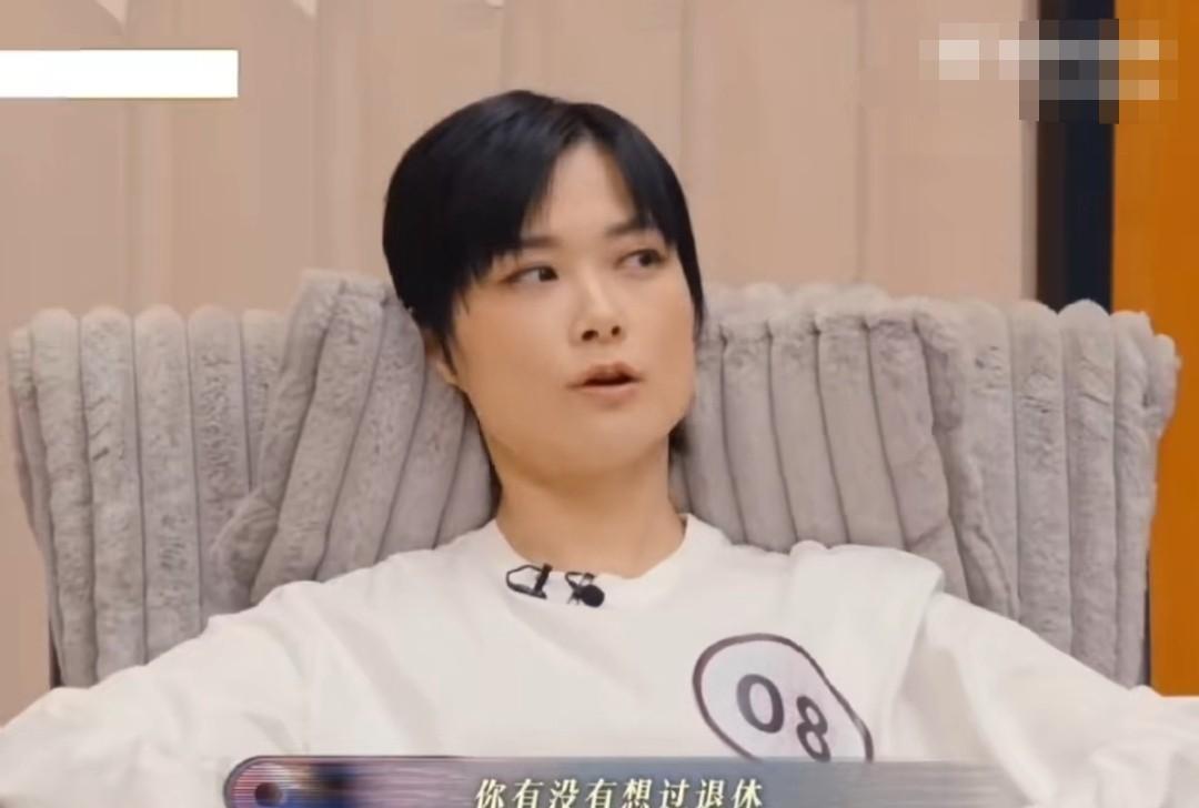 李宇春的认知能力，甩周笔畅几条街。从她们俩的对话中，就可以看出。李宇春问：“你