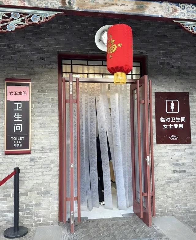 五一在景区排过队的姐妹都懂那种感觉：肚子胀得发酸，前面还有十几个人，旁边男厕所进