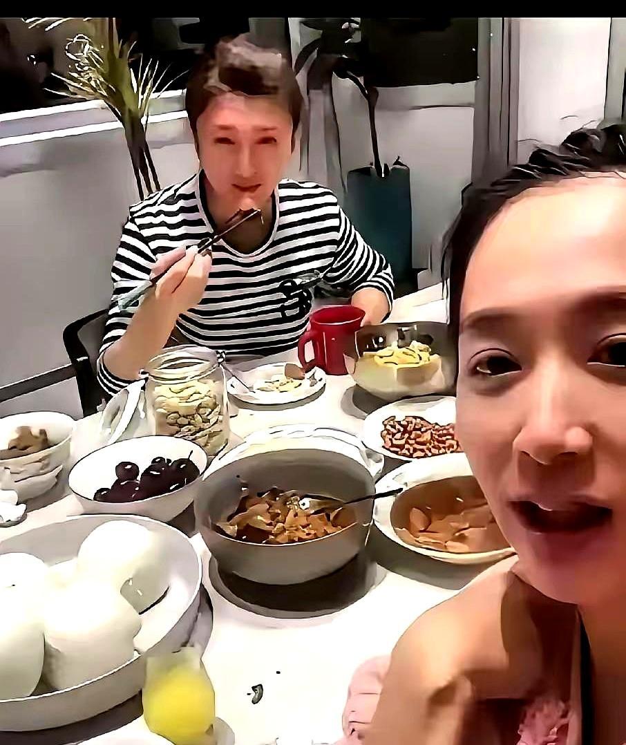 经纪人急得嘴角冒出三个血泡，门三却夹起一片毛肚在红油锅里上下翻飞，甚至探头问门口