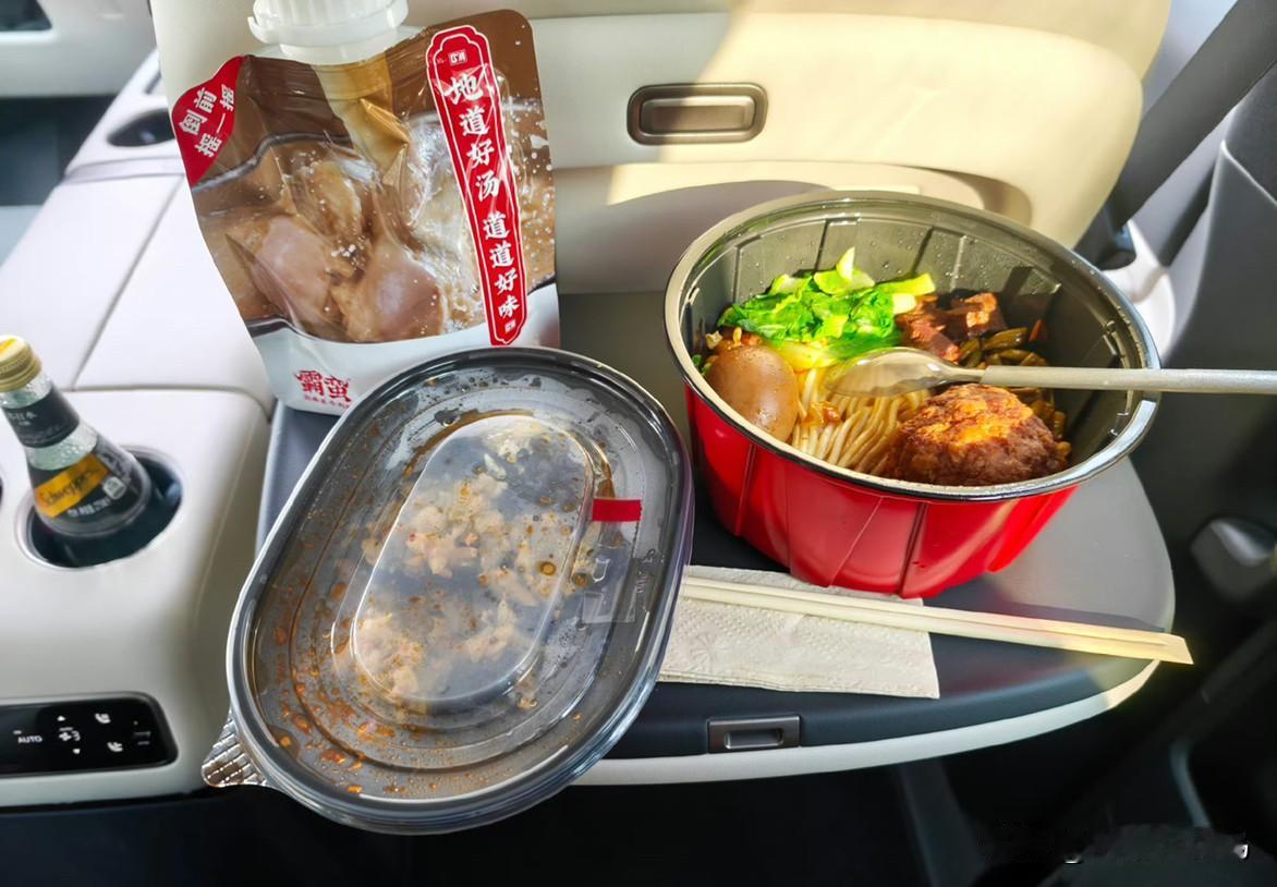 我说实话，虽然买了好几台MPV，但小桌板我一直没觉得真有用。所以这玩意儿就还是