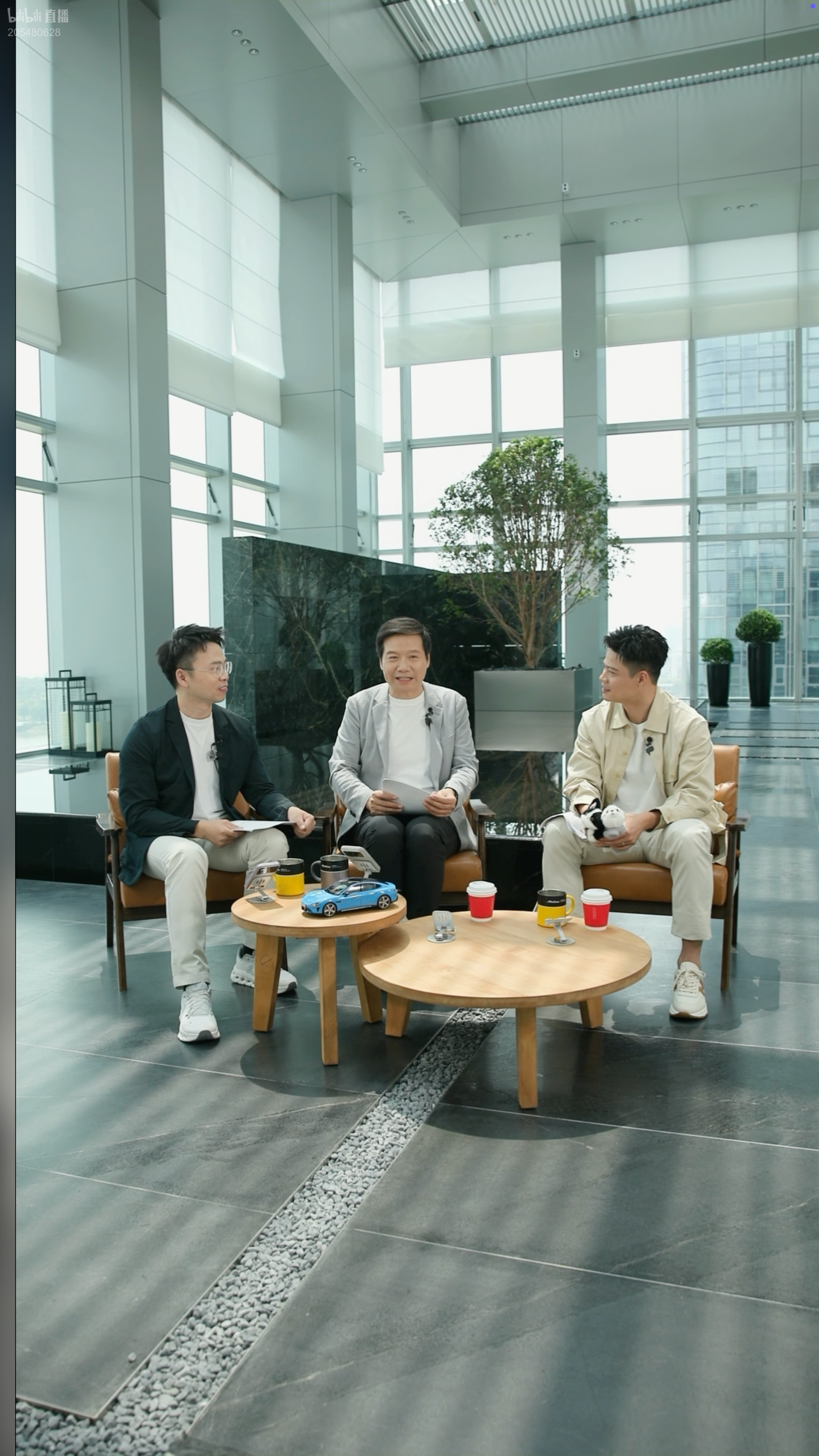 雷总表示，新一代小米SU7也会进行拆车直播。有些网友表示，能不能拆完之后再装