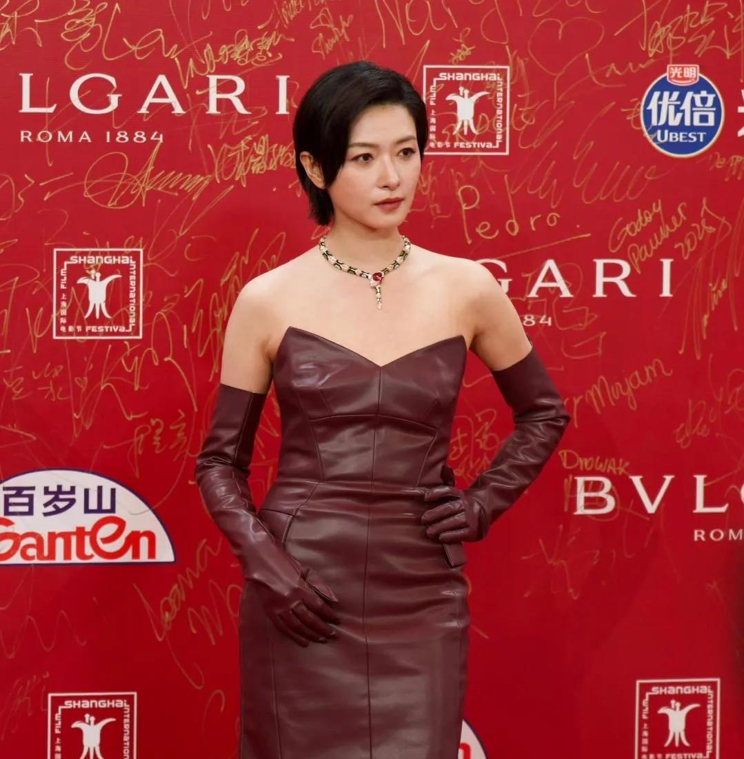 上海国际电影节闭幕式红毯，万茜出席活动，其主演的电影《长夜将尽》入围金爵奖主竞赛