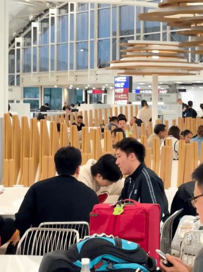 王楚钦香港机场“给自己量体温”！头哥这是还在烧烧么？北京大满贯决赛当天就发烧了