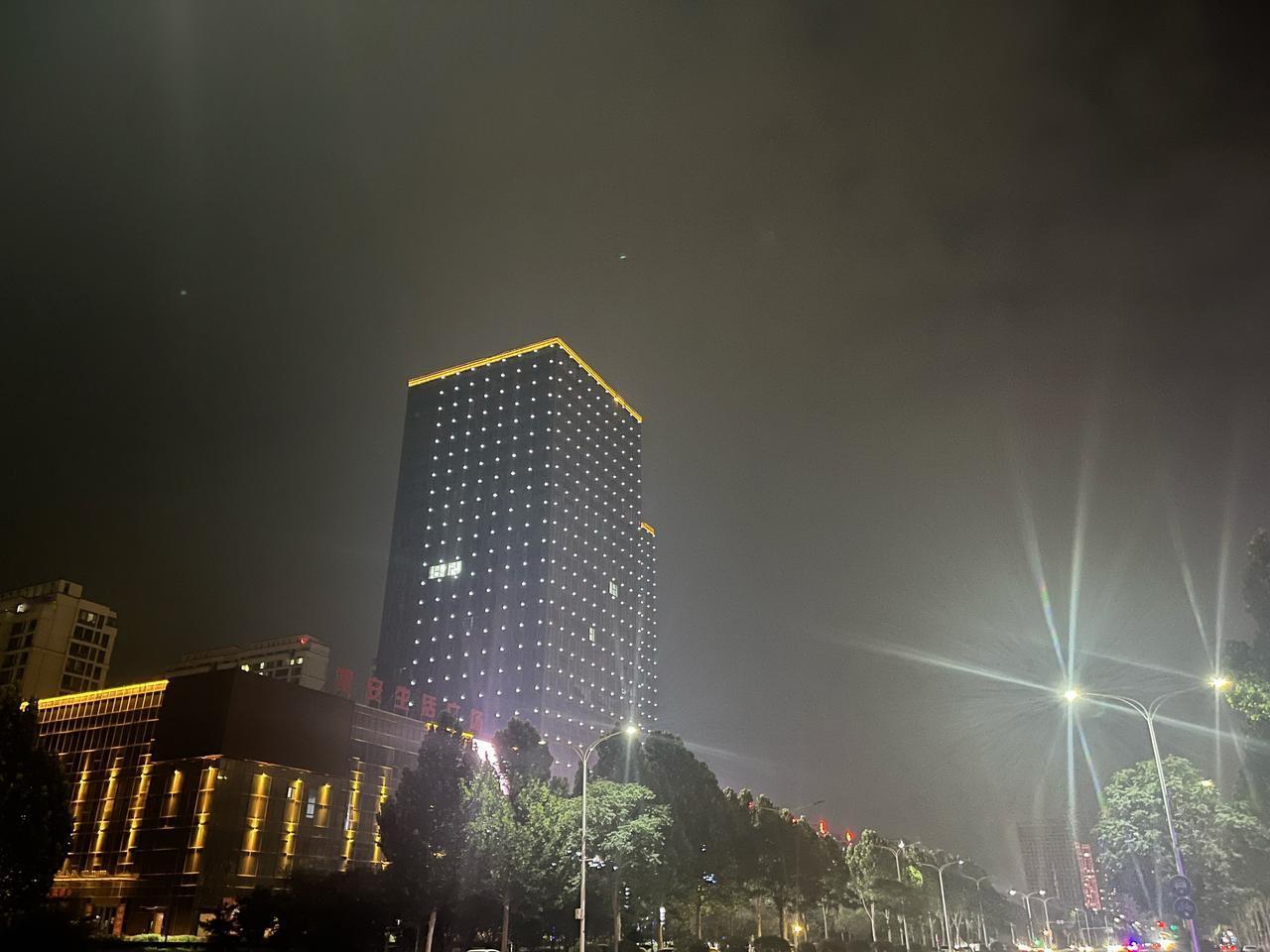 人性的恶啊，其实就藏在那些“小事”里——是看见别人摔了一跤，不仅不扶，还在旁边