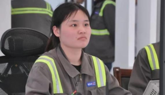 211法学高材生跑去开龙门吊，这事儿搁谁身上都得愣三秒。李丽当初考公失败、实习律