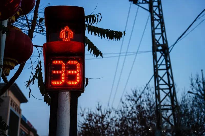 看到这个信息了吗全国统一取消红绿灯读秒倒计时这事儿，真是几家欢喜几家愁。从20