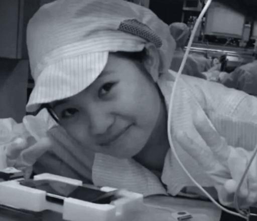 2008年，贵州有个妹子在富士康干活，她闲着没事用没做完的苹果手机拍照，拍完忘删