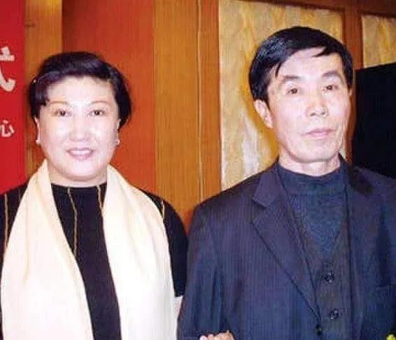 2005年，高秀敏突然离世，何庆魁悲伤不已，让那个他没想到的是，妻子张艳茹竟然让