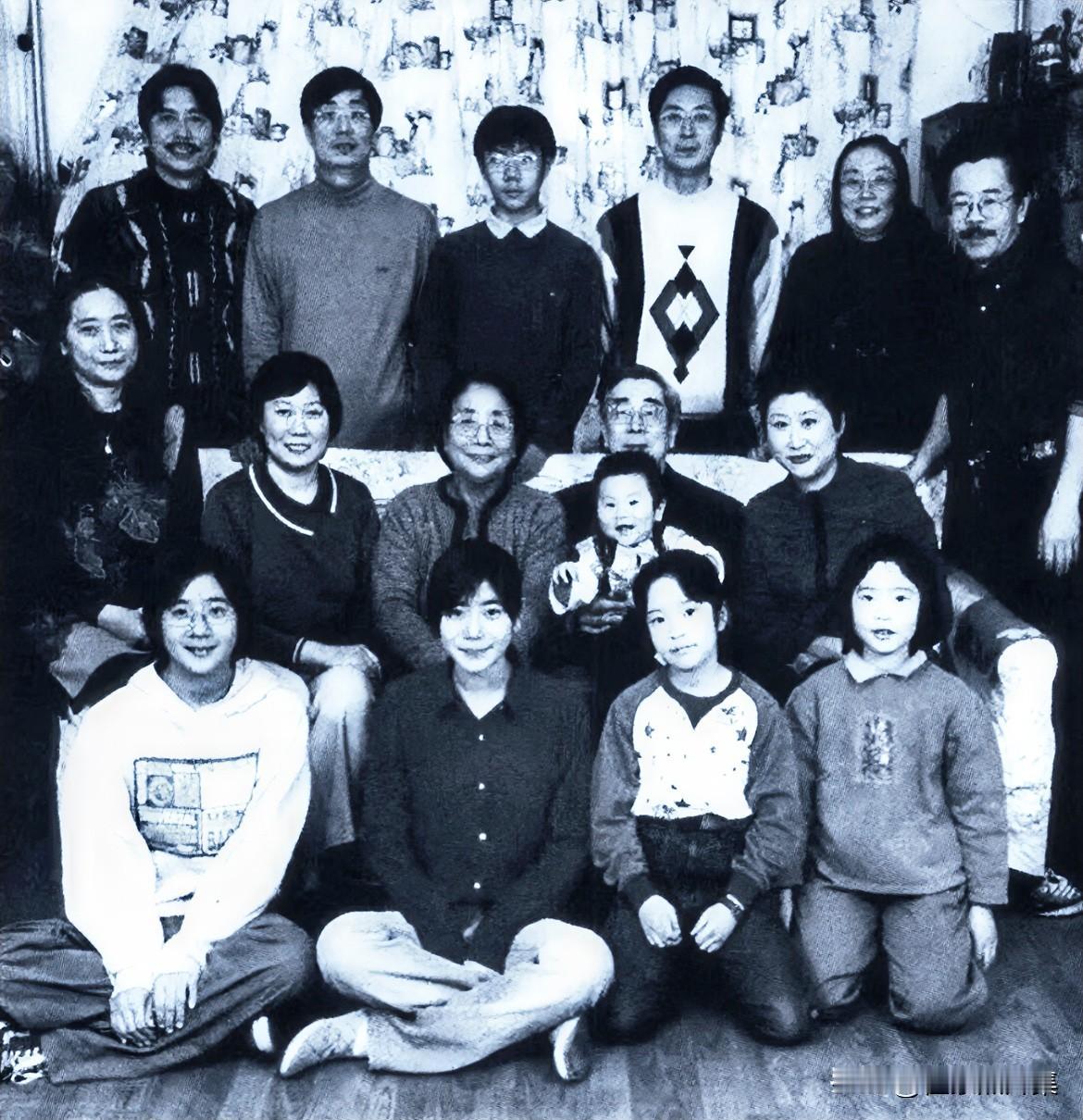 2002年，鲁迅儿子周海婴一家的全家福，可谓是人丁兴旺。前排左起：小孙女周景文，
