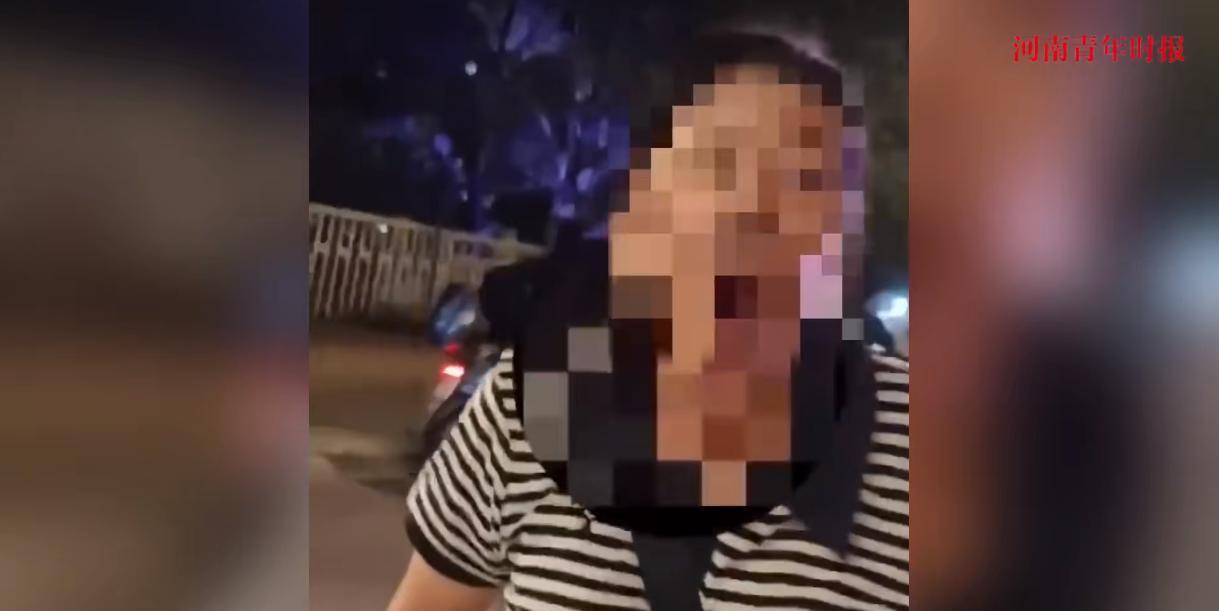 “防不胜防！”9月30日，江西南昌，一女子在路边买了一串葡萄，称重的时候商贩却声