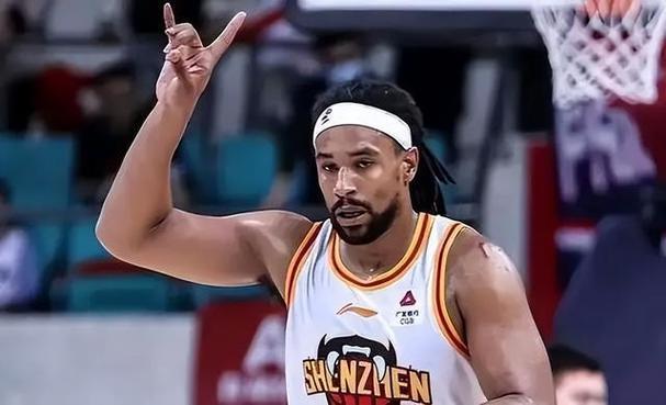 广东宏远要换外援，最有可能被裁掉的是萨林杰？萨林杰这个大屁股老油条的，别看他年纪