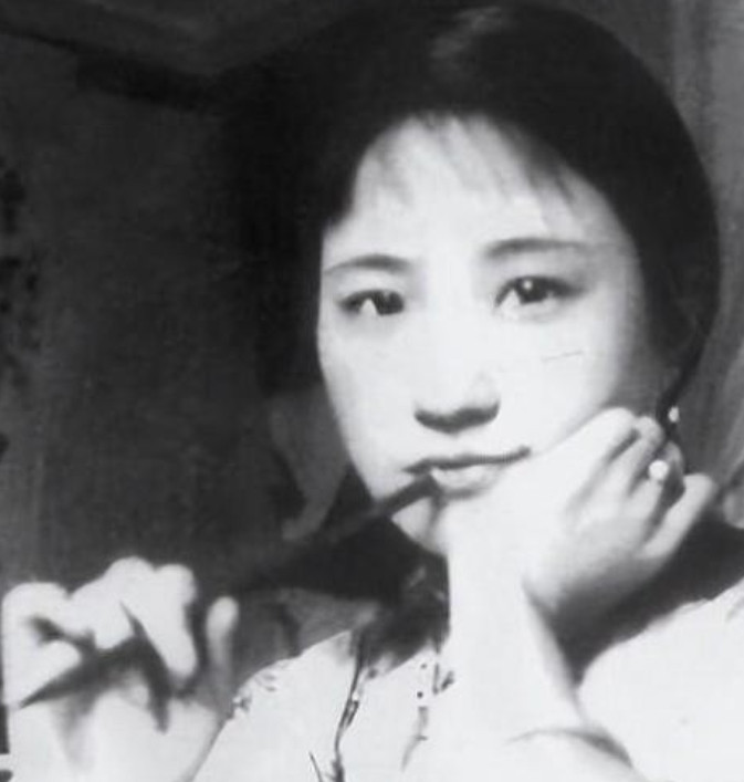 1965年，风光一时玩弄3个民国才子的陆小曼，在冰冷冷的房间里逝世，不仅没有人照