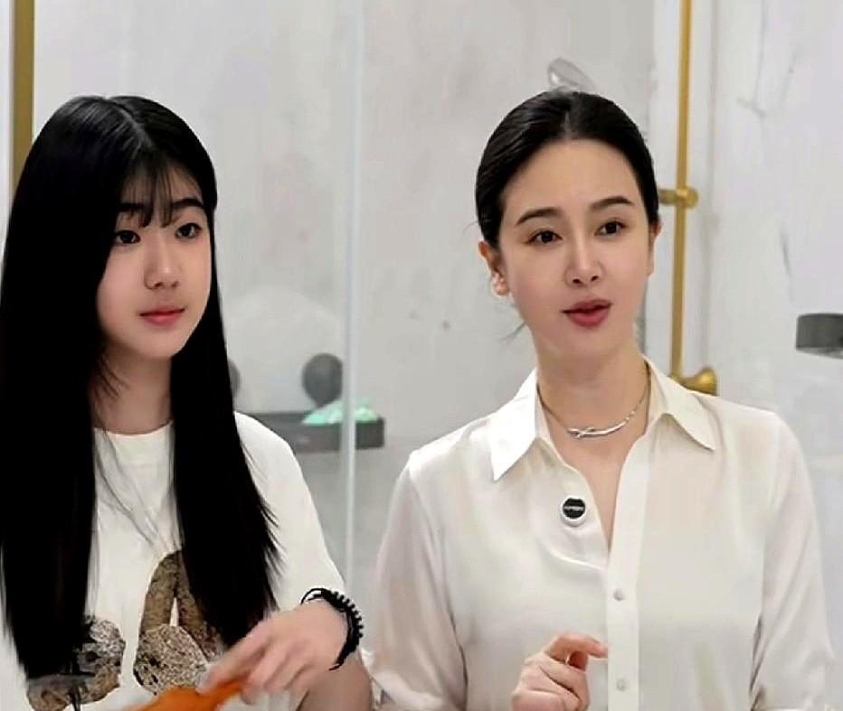 48岁还能像28，不是靠滤镜，是靠科学在偷偷改代码。她不跳绳了，改用电极片在片