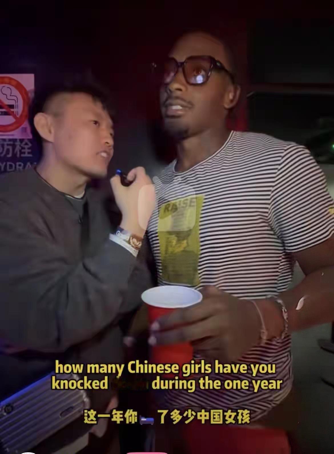 近日，一段酒吧采访视频在网络上炸开了锅。镜头里，一名美国黑人男子被问及“来华一年