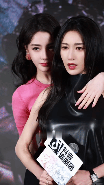 张俪被冒犯，黑脸不爽，回头一看迪丽热巴那张美艳魅惑的脸，立马黑脸变娇羞脸，两个姐