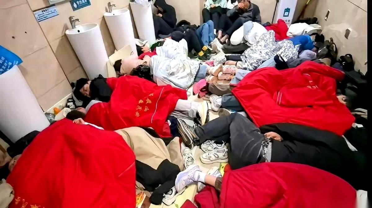 每年五一的泰山，总能刷出点新高度。但今年网上流出的那几张图，镜头怼着厕所门一推