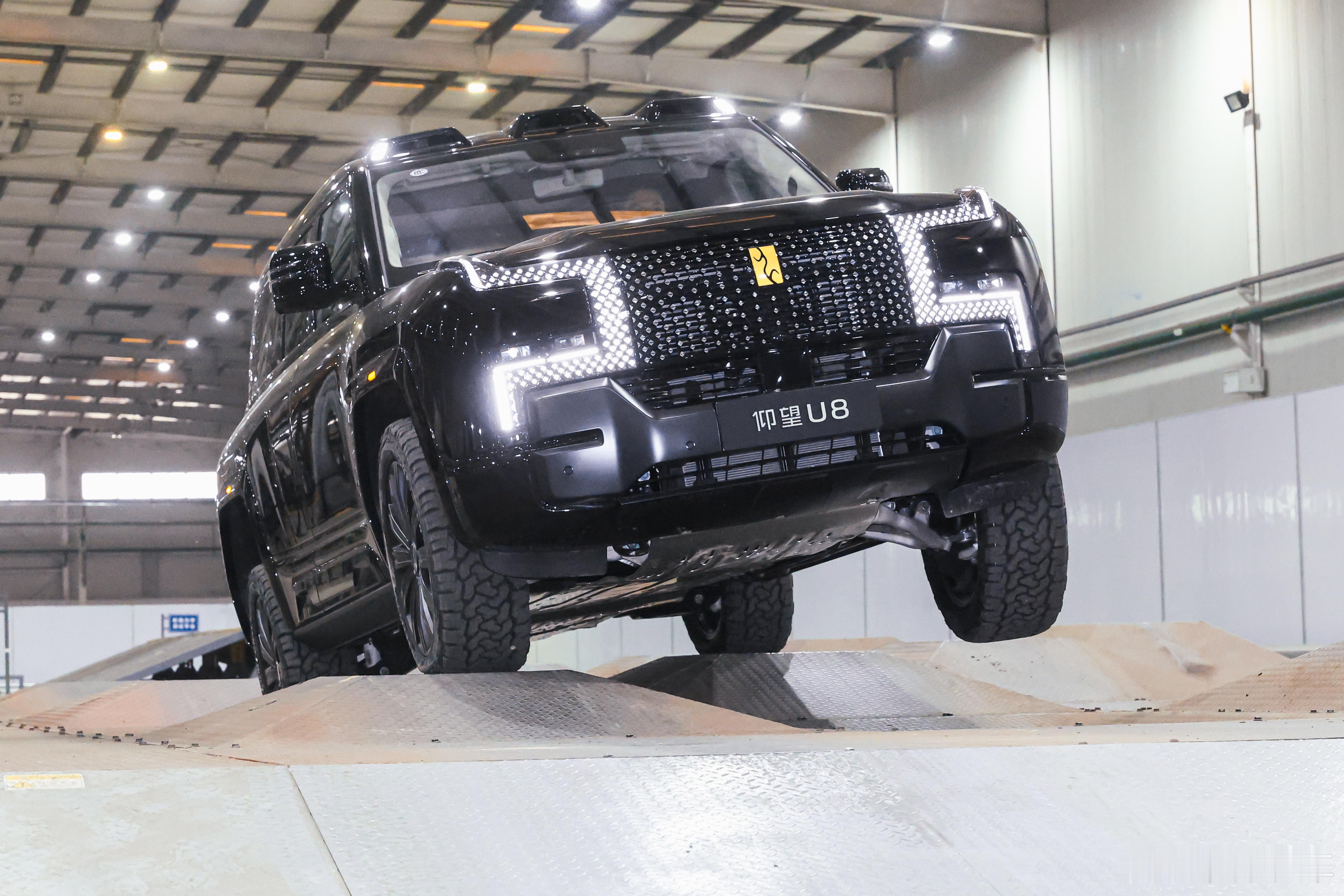 比亚迪综合越野开发中心第一次对外开放啦，这里最特别的就是能室内玩转极限越野！比亚