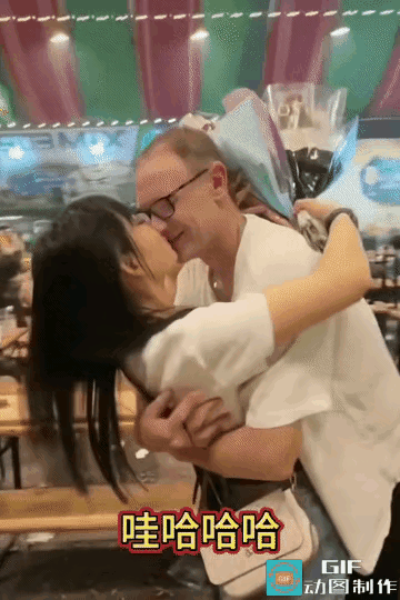 王水牛的事情刚爆出来，又来个青岛20多岁美女因为一束玫瑰花答应60多岁外国老男人