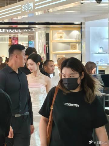 宋轶杨柳细腰具像化气质绝绝子，这波偶遇太值了，羡慕到不行！​​​