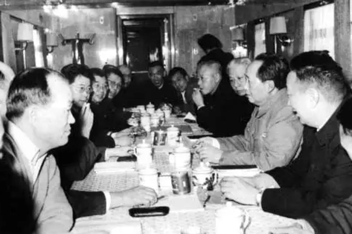 1949年，毛主席坐专列出行，阵仗是这样的：前面五个车皮，驻五十名全副武装的士
