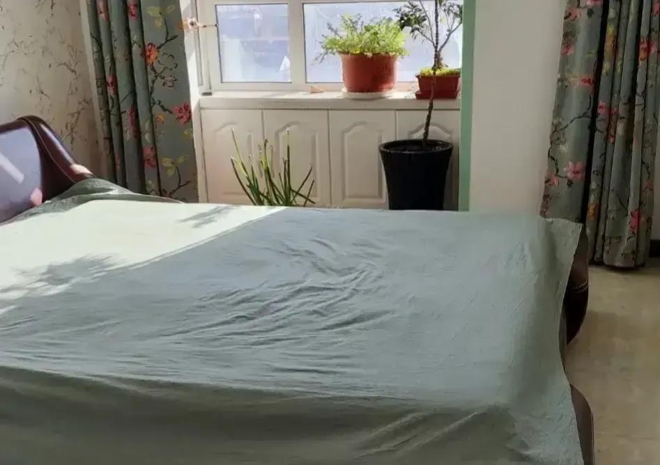 一姑娘匿名发帖，说每次亲密时刻她都关灯拉帘，老公偏要起身把灯摁亮、把帘拉开，理由