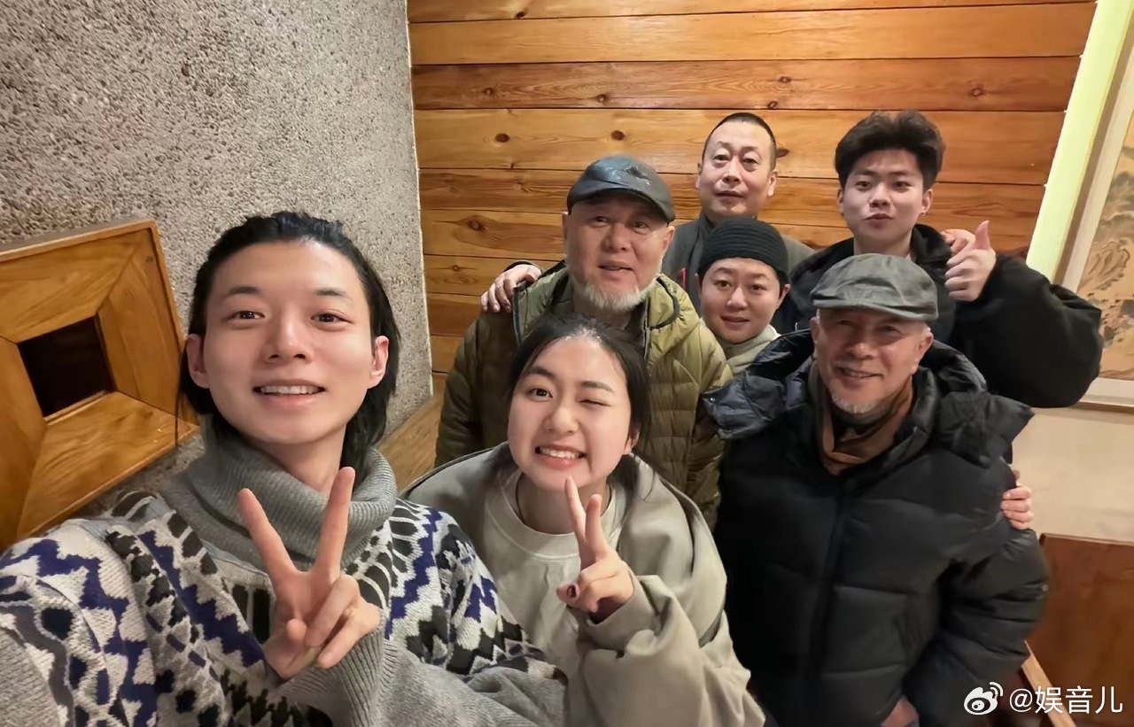 霍尊回家给老父亲过寿，合照里居然看不到之前的新女友。会不会已经分手了？感觉有可能