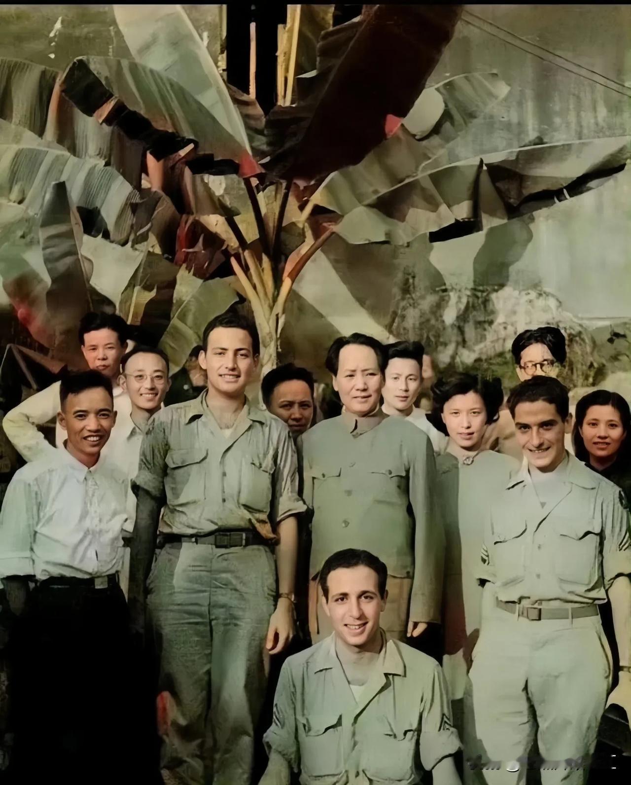 1945年重庆谈判期间，应美军观察组三名士兵邀请，毛泽东同志在八路军办事处芭蕉树