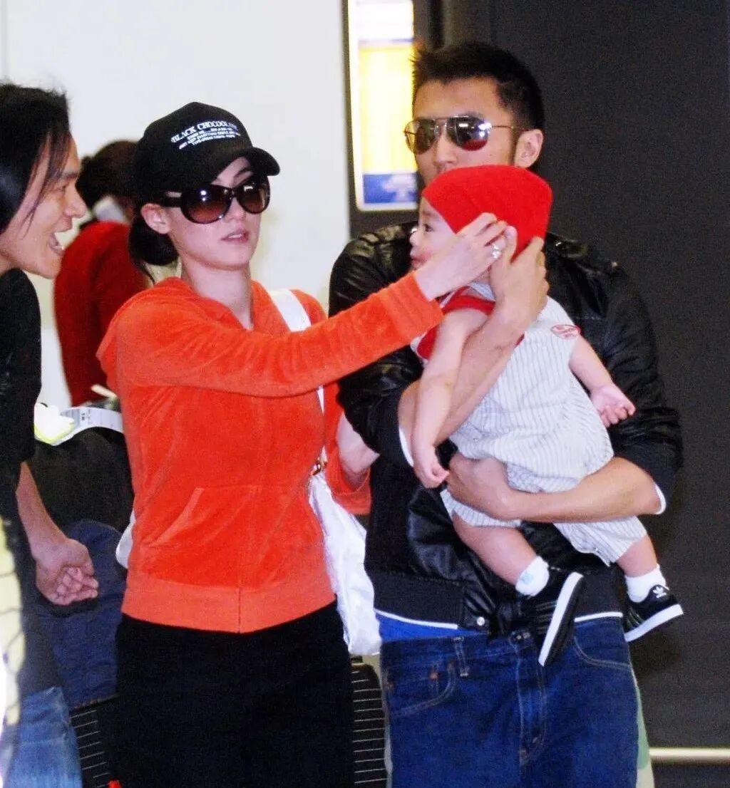 谢霆锋是爱过张柏芝的。那年，谢霆锋决定娶张柏芝，母亲狄波拉哭着说：“她从小眼