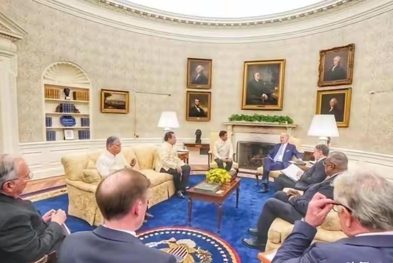 [点赞]十几名菲律宾议员公然对着镜头指名道姓地痛骂中国大使。骂完之后，中国发出