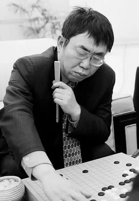 “棋圣”聂卫平在北京逝世，享年74岁。与其他名人家庭常见的遗产纠纷不同，聂家三任