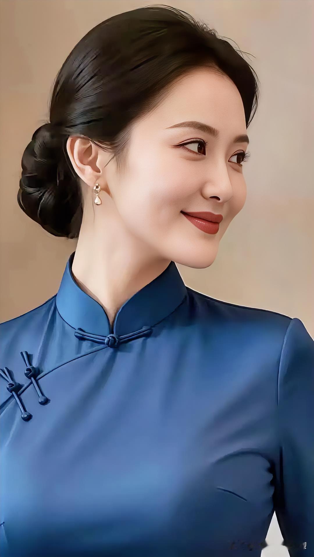 靛蓝旗袍衬得肤如凝脂，温婉笑容里藏着东方独有的优雅气韵。