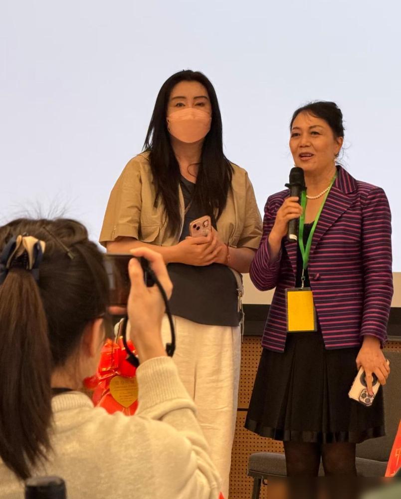 你敢信？59岁王祖贤胖到认不出！旧金山国医节上，当众宣布要开硅谷艾灸馆！当天