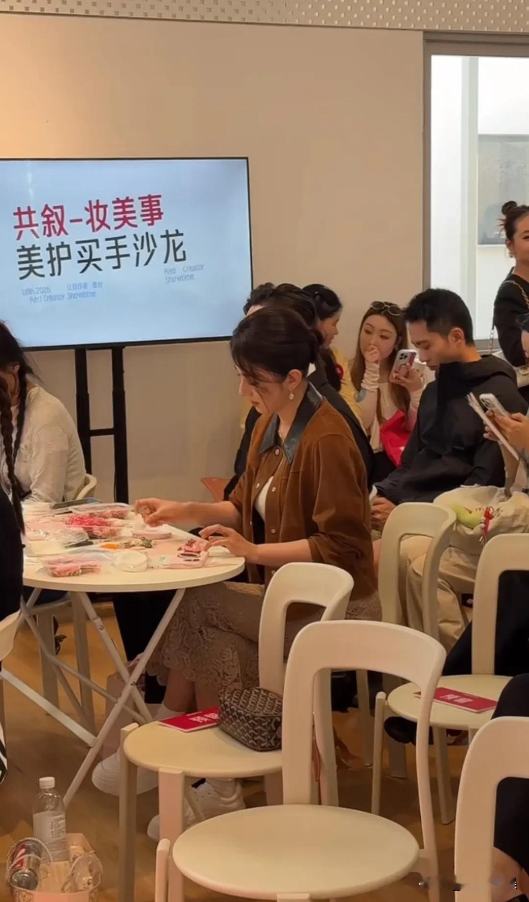 49岁的黄奕，出席活动，生图这状态这么好嘛？底子太美了！所以说当年琼瑶选人的眼