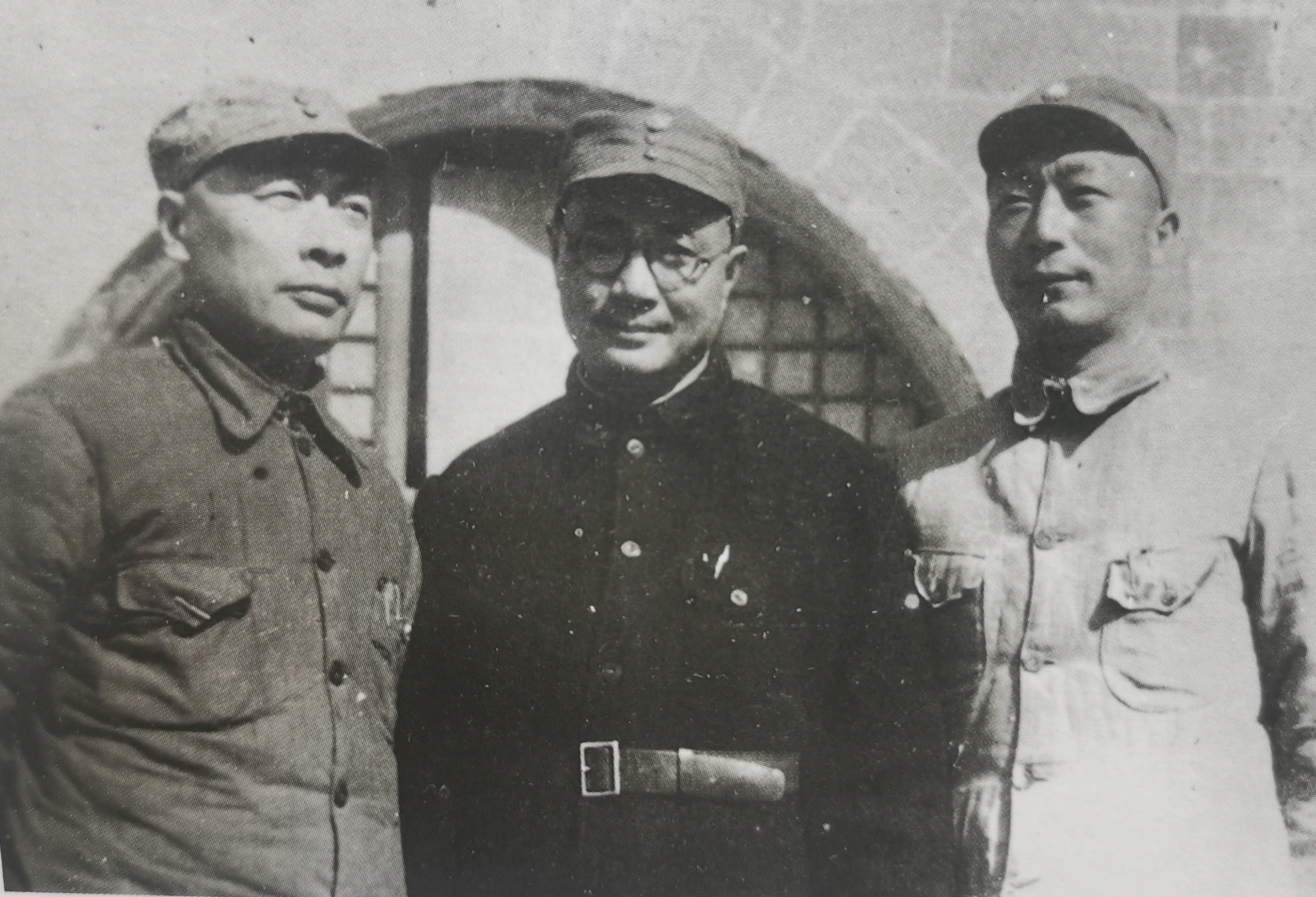 聂荣臻元帅住进了解放军总医院，刘伯承正在医院治疗眼疾，他不顾左眼接近失明，一路摸