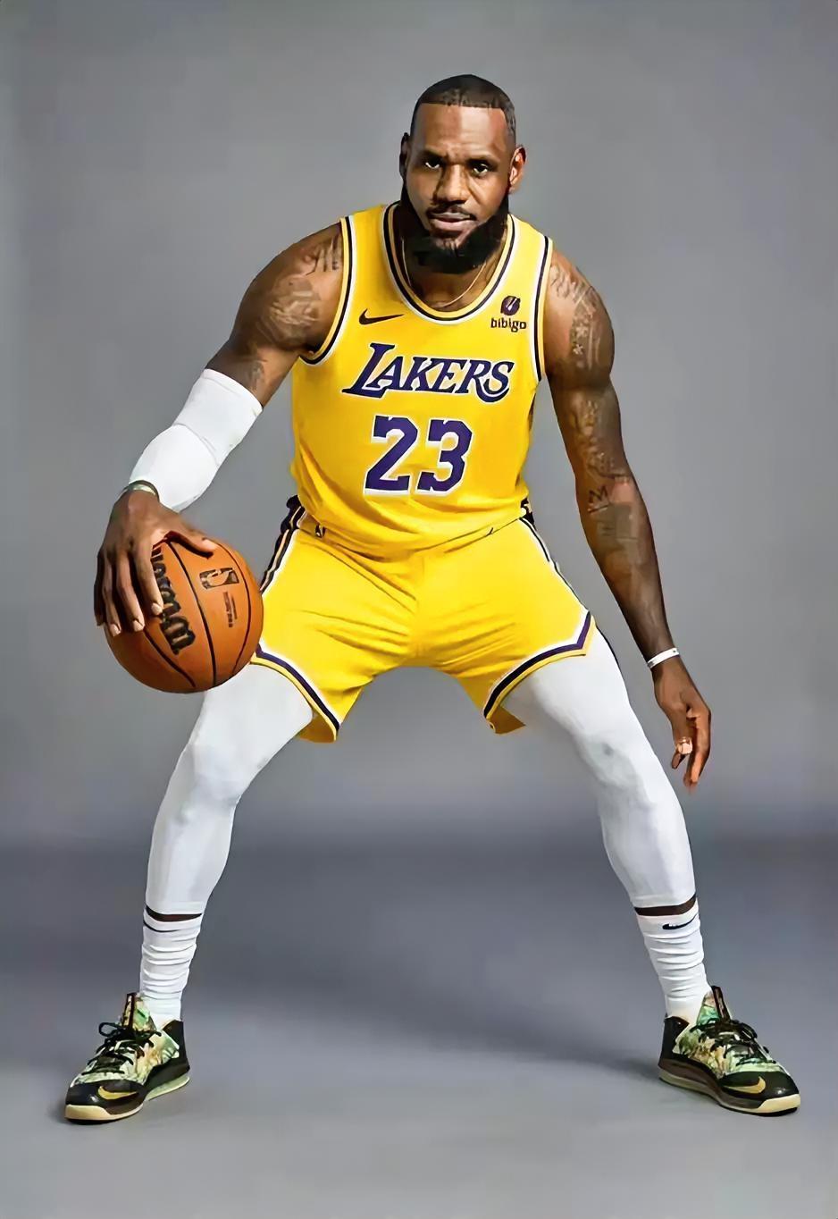 天天这个创造这记录那个创造这记录的老詹说了我复出了以后随随便便那场都要创